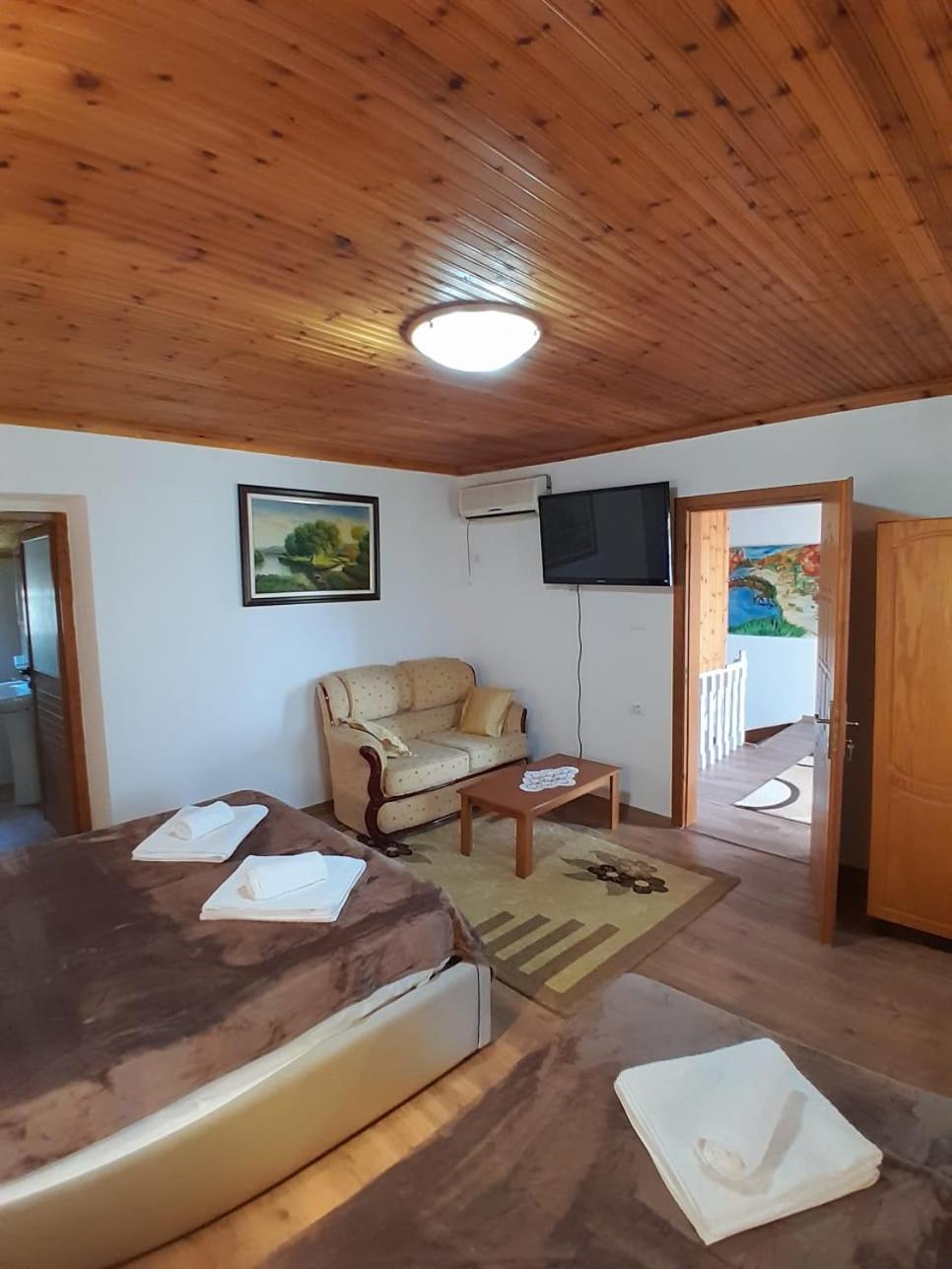 Guest House Ejona Gjirokaster Ngoại thất bức ảnh